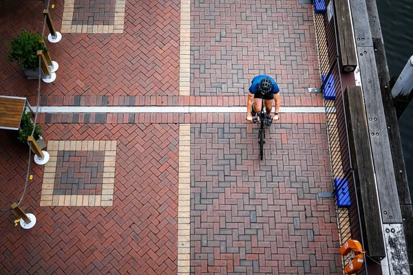Overhead Skott Man Cykling Längs Trottoaren Darling Harbour Slutet Eftermiddagen — Stockfoto