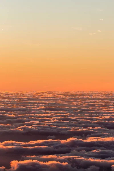 Pionowe Ujęcie Kolorowego Półzachmurzonego Zachodu Słońca Widokiem Chmury — Zdjęcie stockowe