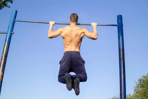Kaslı Beyaz Bir Adam Spor Yapıyor Açık Havada Duruyor — Stok fotoğraf