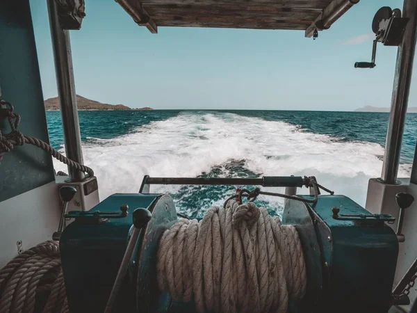Ένας Άνθρωπος Από Μια Βάρκα Στη Θάλασσα — Φωτογραφία Αρχείου