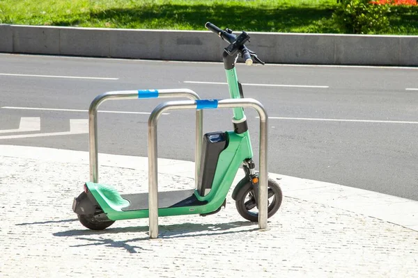 Scooter Eléctrico Estacionado Pavimento Calle Con Césped Verde Fondo Día —  Fotos de Stock