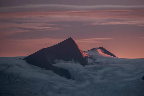 Μια Σιλουέτα Βουνά Κάτω Από Πολύχρωμο Ουρανό Κατά Διάρκεια Του — Φωτογραφία Αρχείου