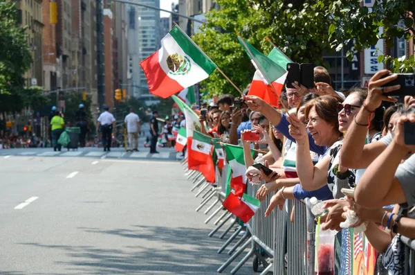 Eine Straße Voller Menschen Mit Fahnen Während Der Parade Zum — Stockfoto