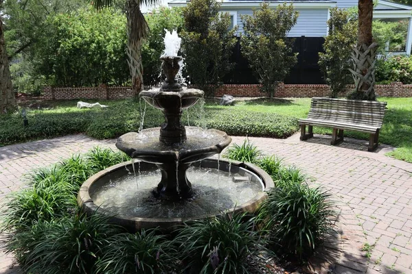 サウスカロライナ州ボーフォートの庭園の真ん中に噴水の昼間の景色 — ストック写真