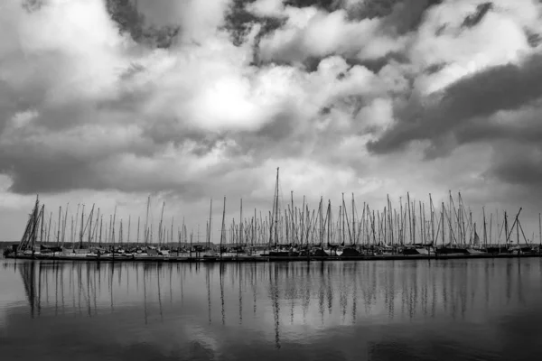 Eine Schwarz Weiß Aufnahme Eines Hafens Mit Booten Wasser Wolkenverhangenen — Stockfoto
