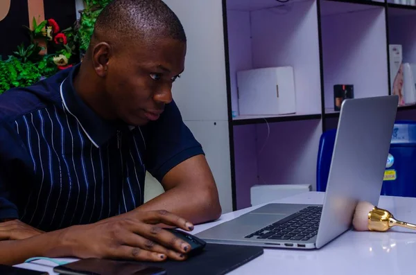 Egy Afrikai Üzletember Dolgozik Laptopján Egy Irodában — Stock Fotó