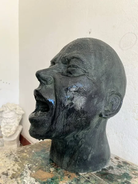 Eine Vertikale Aufnahme Einer Skulptur Eines Menschlichen Kopfes Die Einen — Stockfoto