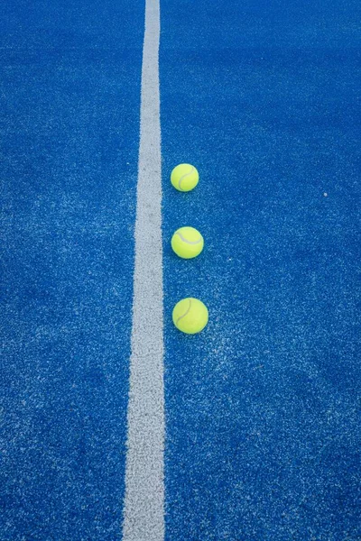 Mavi Yapay Çimen Kortunda Raket Tenis Topunun Dikey Çekimi — Stok fotoğraf