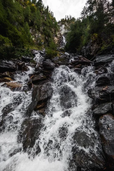 Tiro Vertical Umbal Falls Tirol Áustria Perfeito Para Papéis Parede — Fotografia de Stock