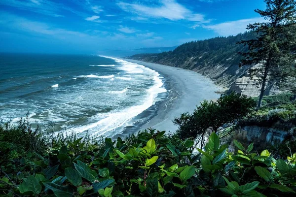 Weiße Schäumende Wellen Die Einem Sonnigen Tag Strand Krachen — Stockfoto
