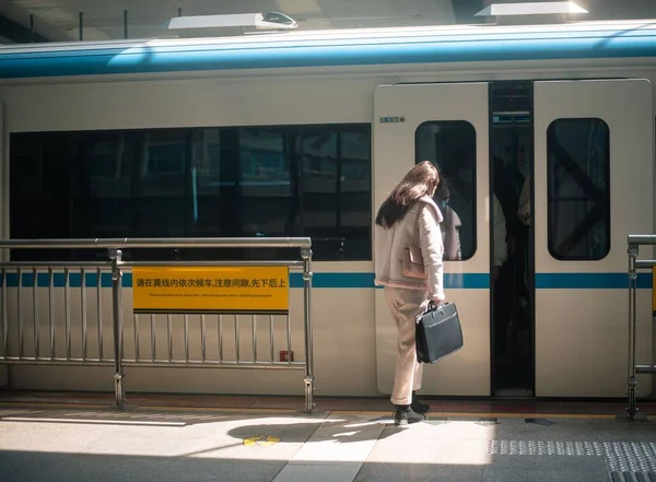 中国火车进站站台上的一位女乘客 — 图库照片