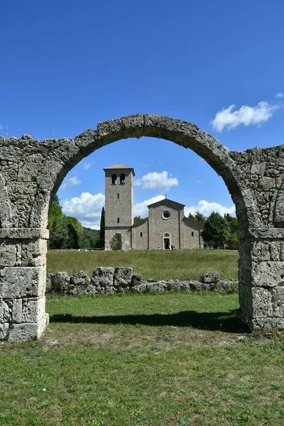 Eine Vertikale Aufnahme Der Bögen Und Des Klosters San Vincenzo — Stockfoto