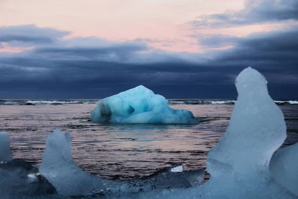 Vista Dos Icebergs Superfície Água Pôr Sol Nublado Diamond Beach — Fotografia de Stock