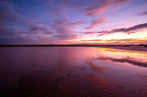 Gün Batımında Renkli Gökyüzünün Altında Göl Manzarası — Stok fotoğraf