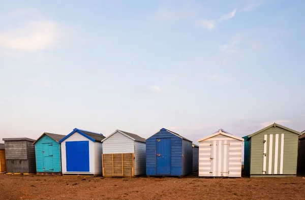 提恩茅斯海滩上的一些海滨小屋 在多云的天空背景下 在黎明时分 — 图库照片