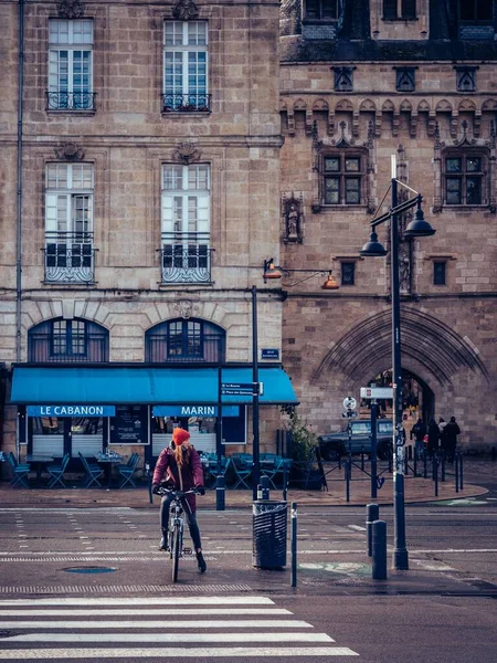 Disparo Vertical Una Mujer Caucásica Bicicleta Las Calles Nantes Francia —  Fotos de Stock