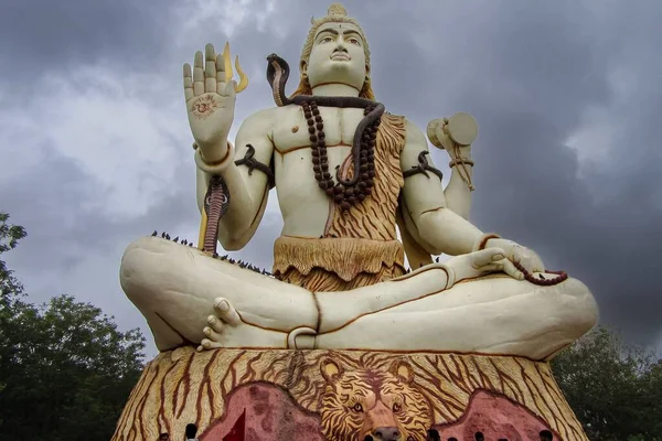 Angolo Basso Una Statua Bianca Lord Shiva Sotto Cielo Nuvoloso — Foto Stock