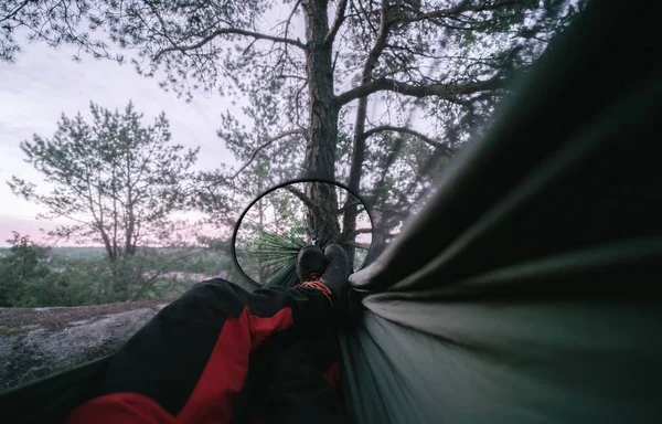 自然の中でハンモックに寝そべっている男 — ストック写真