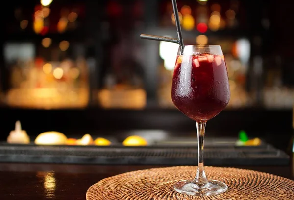 Nahaufnahme Eines Köstlichen Erfrischenden Cocktails Der Theke — Stockfoto