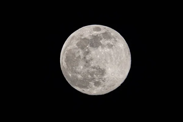 在黑暗的天空背景上拍摄的令人震惊的超级月亮的特写 — 图库照片