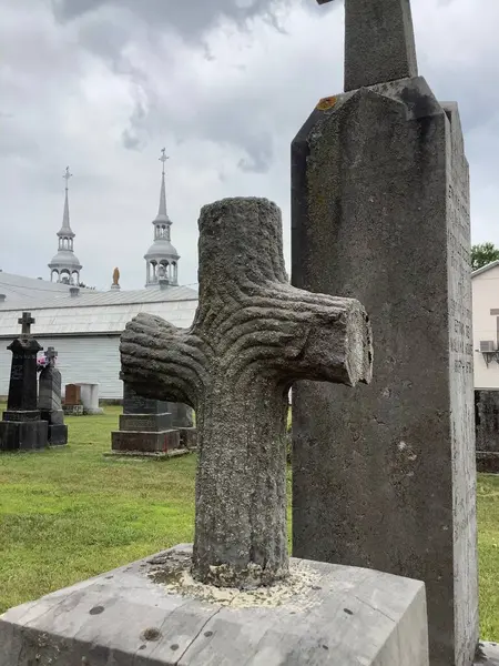 曇りの日に墓地の墓石として十字架形をした灰色の幹 — ストック写真