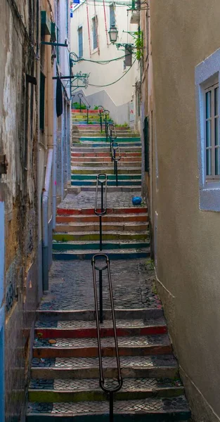 ポルトガルのリスボンの建物の間の狭い方法でカラフルな階段の垂直ショット — ストック写真