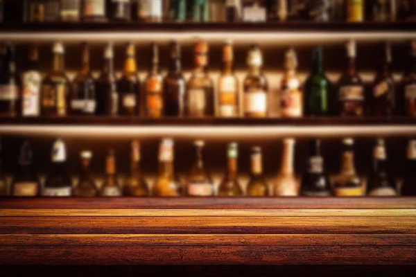バーやビールボトルがぼやけている木製のテーブルの閉鎖 — ストック写真