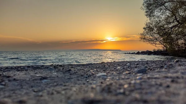 日落时海浪冲破岩石海滩的航拍 — 图库照片