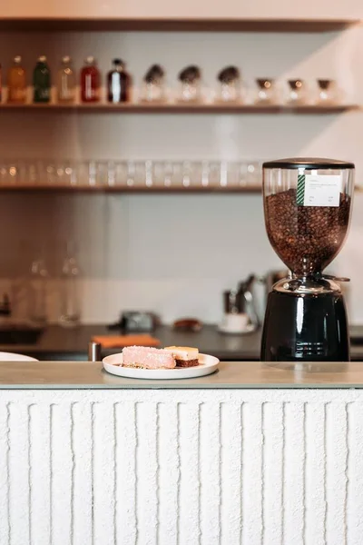 Pezzo Torta Sulla Parte Superiore Lucida Bar Caffè Con Una — Foto Stock