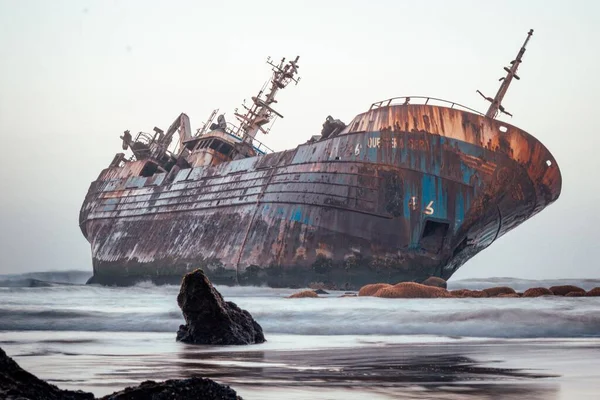 Deniz Kıyısındaki Bir Gemi Enkazından Sonra Çekilmiş Güzel Bir Fotoğraf — Stok fotoğraf