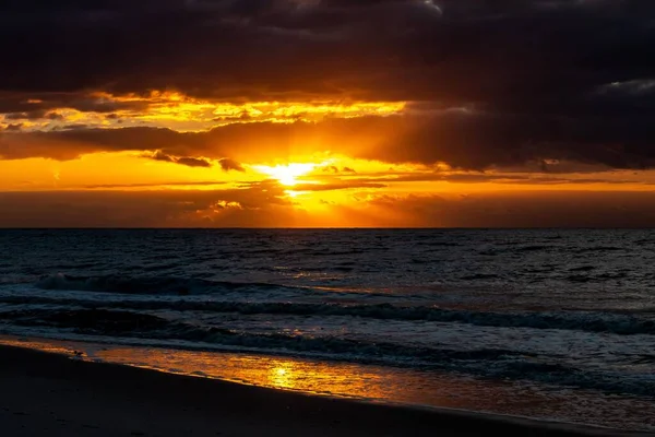 Uma Vista Panorâmica Pôr Sol Sobre Praia Orange Alabama Eua — Fotografia de Stock