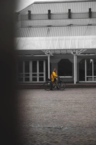 Вертикальный Снимок Женщины Жёлтой Куртке Велосипеде — стоковое фото