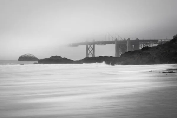 Grayscale Shot Golden Gate Bridge San Francisco Fog View Beach — Stock Photo, Image