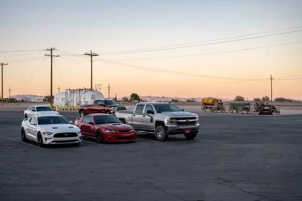 Részlet Néhány Tipikus Amerikai Autók Parkoló Egy Város Naplementekor — Stock Fotó