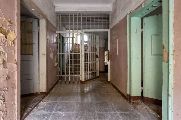 在一个废弃的旧监狱里拍到一帧敞开的酒吧门 — 图库照片