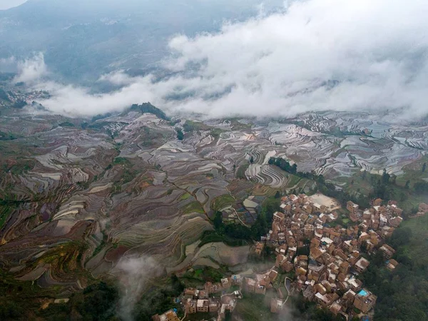 Luftaufnahme Eines Dorfes Der Nähe Der Berge — Stockfoto