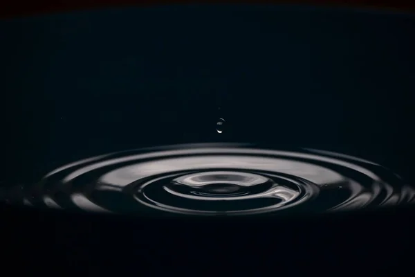 Närbild Skott Vatten Ringar Mörk Yta — Stockfoto