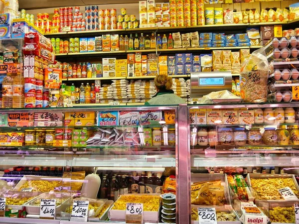 Een Kruidenierswinkel Vol Producten Voor Klanten — Stockfoto