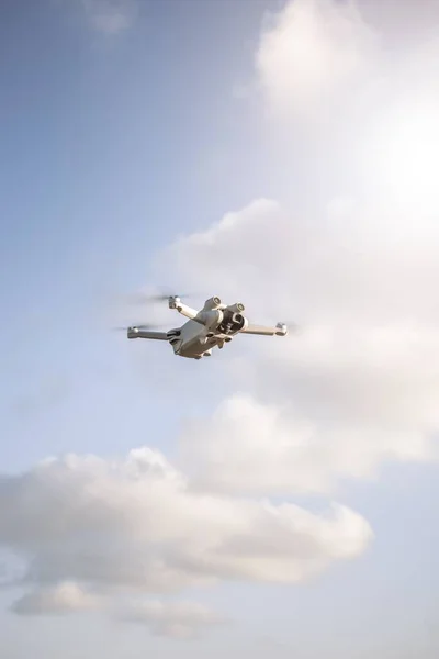 Disparo Vertical Quadcopter Volando Cielo Día Soleado —  Fotos de Stock