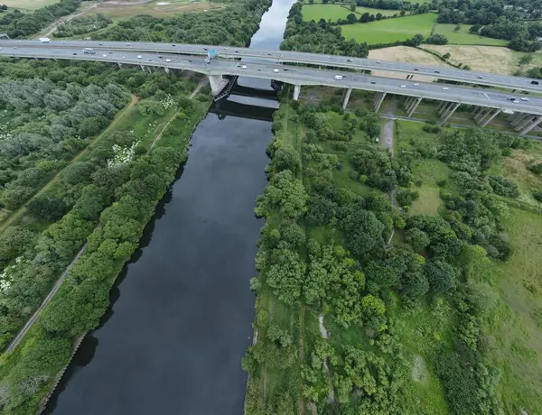 Ağaçlarla Kaplı Topraklar Arasından Geçen Bir Köprünün Insansız Hava Aracı — Stok fotoğraf