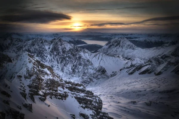 Günbatımında Almanya Zugspitze Zirvesinde Kar Manzarası — Stok fotoğraf
