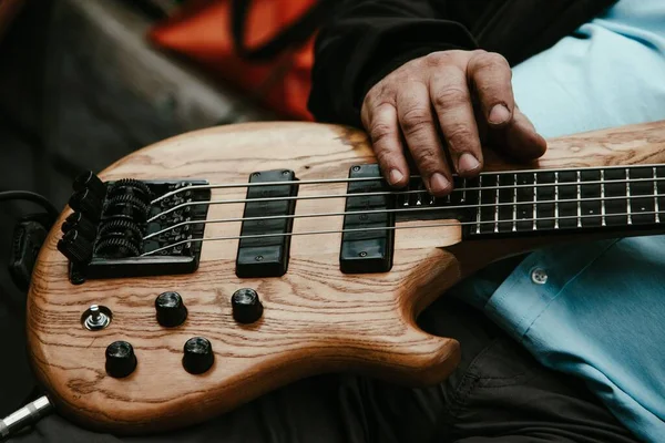 Detailní Záběr Ruky Hrající Kytaru Kytara Struny — Stock fotografie
