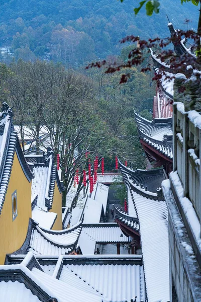Vertikal Ett Snötäckt Buddhistiskt Tempel Hangzhou Kina — Stockfoto