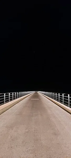 Eine Vertikale Aufnahme Einer Landstraße Die Dunkelheit — Stockfoto