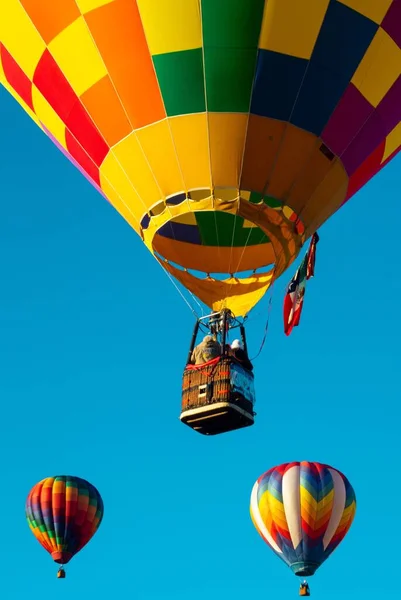 Três Balões Coloridos Quente Voando Alto Contra Céu Azul — Fotografia de Stock