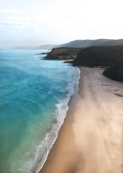 オーストラリアのロイヤル国立公園下のGarie Beachと海岸山脈の空中写真 — ストック写真