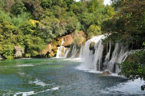 クロアチアのクルカ国立公園の木々に囲まれた美しい滝の風景 — ストック写真