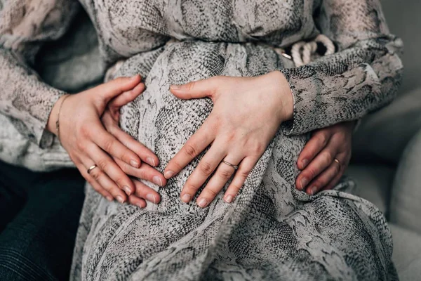 Großaufnahme Eines Glücklichen Schwangeren Paares Das Ein Herz Mit Händen — Stockfoto