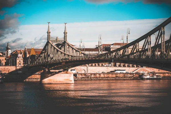 ハンガリーのブダペストにある緑の橋としても知られる自由の橋 — ストック写真