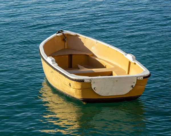 Een Gele Boot Het Water — Stockfoto
